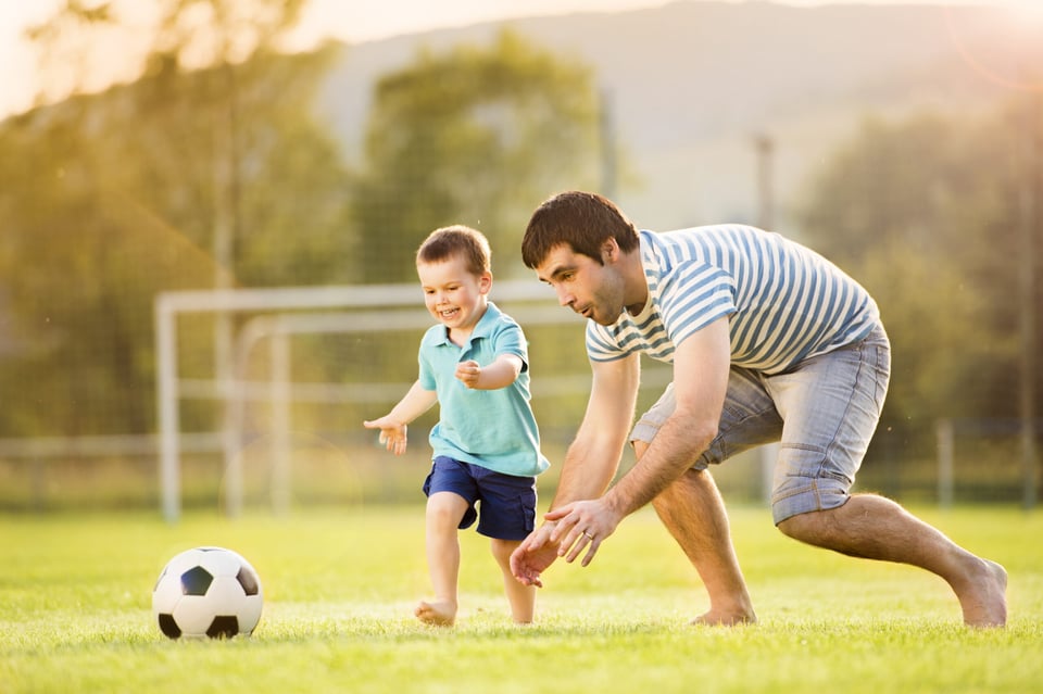 Padre e hijo jugando futbol