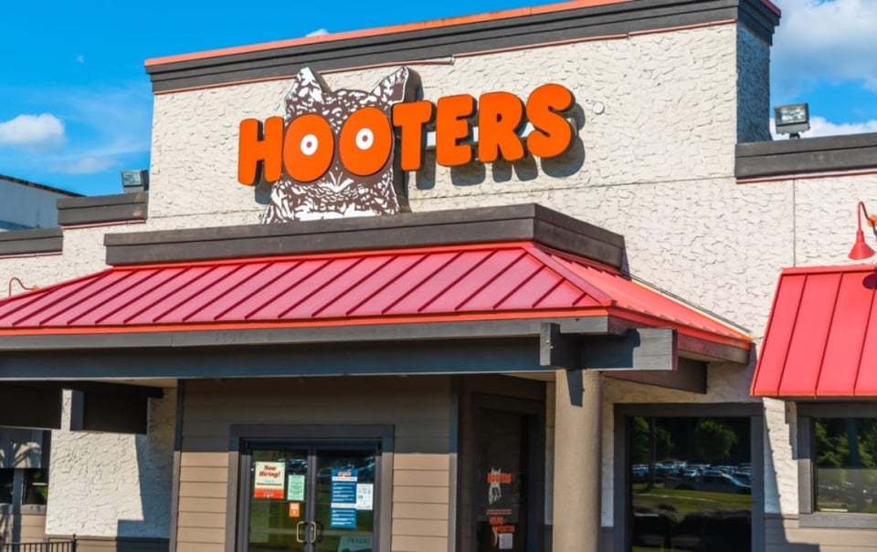 Mesera de Hooters sorprende al revelar cuánto gana en propinas