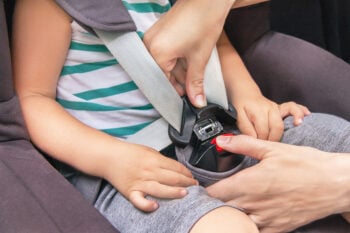 RESCATAN A BEBÉ OLVIDADO EN AUTO