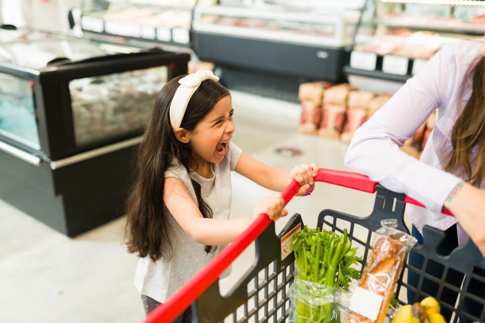 cómo lidiar con berrinches, niña haciendo berrinche en el supermercado, rabieta, supermercado, MundoNOW