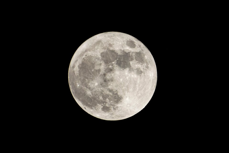 ¡INSÓLITO! Esta mujer se quedó paralizada viendo la luna por más de 5 horas featured image