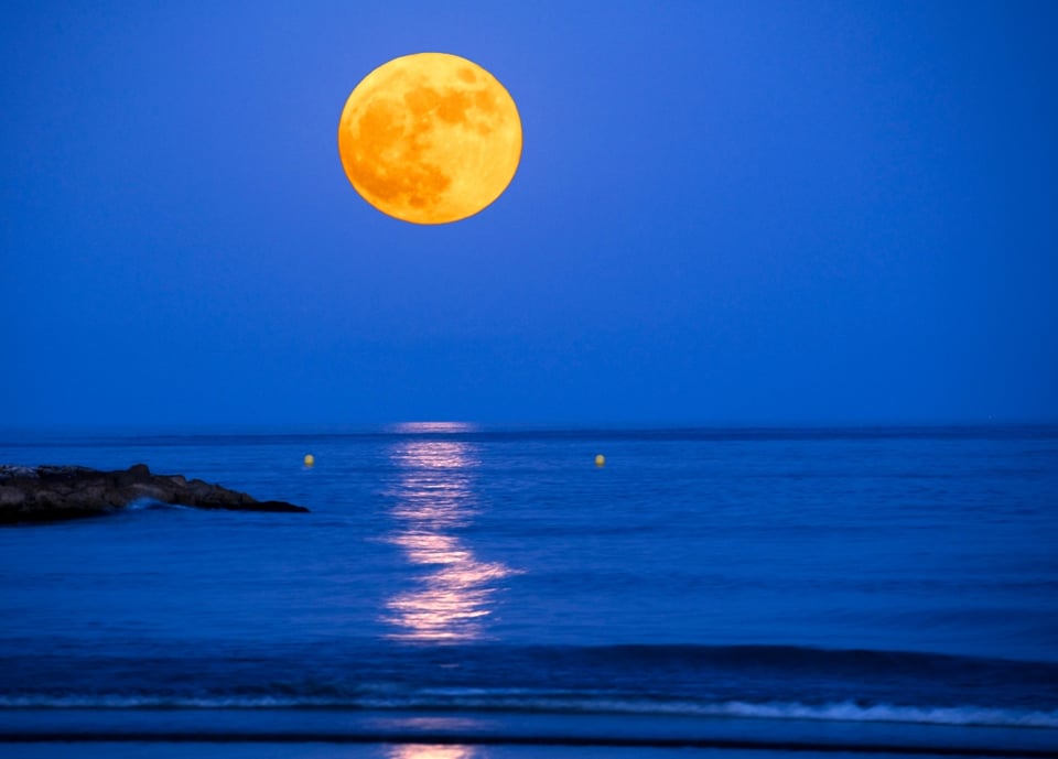 ¿Cómo se puede ver la Luna azul?