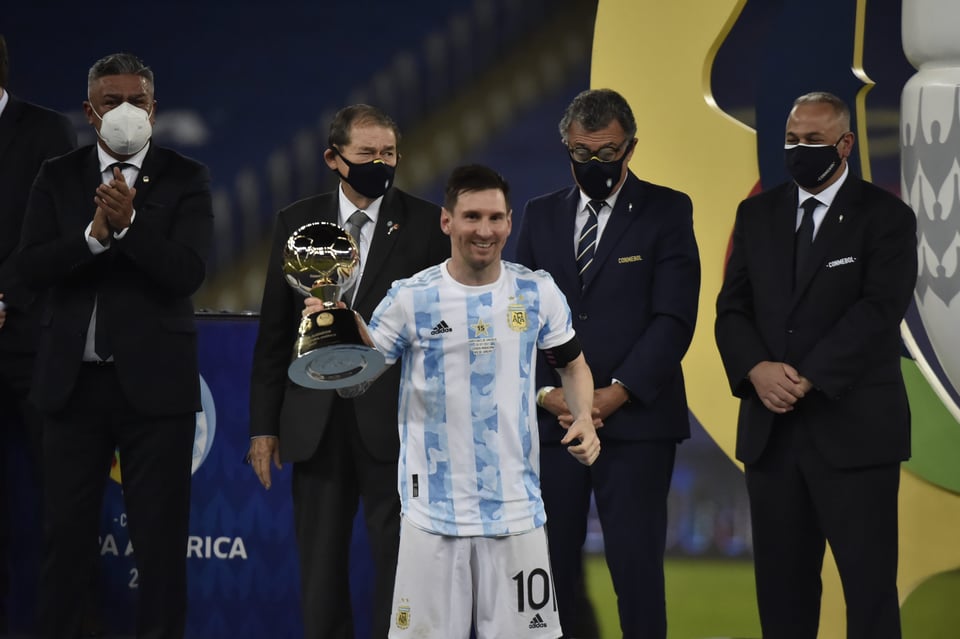 Lionel Messi lifts the world cup Lionel Messi lifts the World Cup