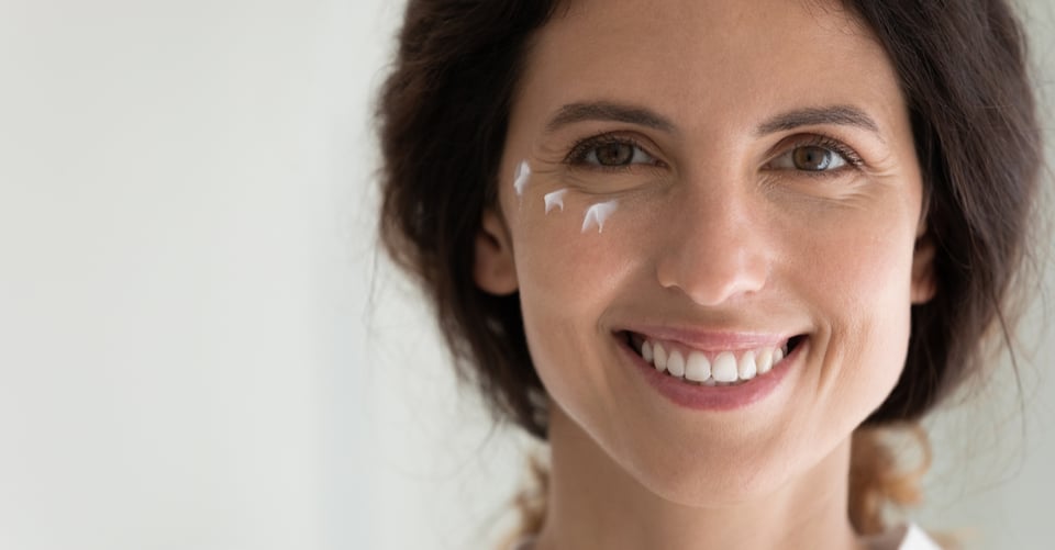 Cómo aplican crema de ojos y qué ingredientes buscar