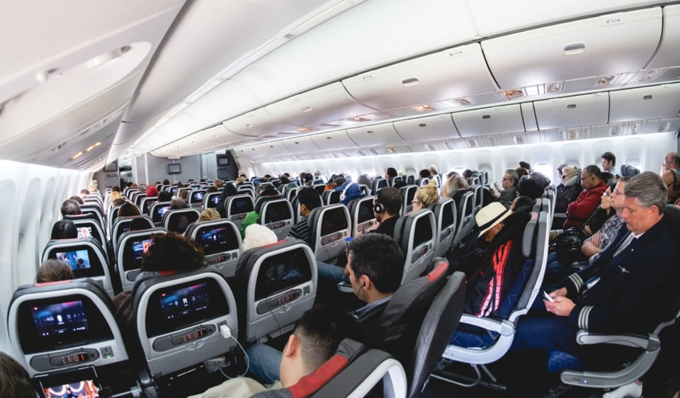 Desvían vuelo de American Airlines por pasajero que quería abrir la puerta