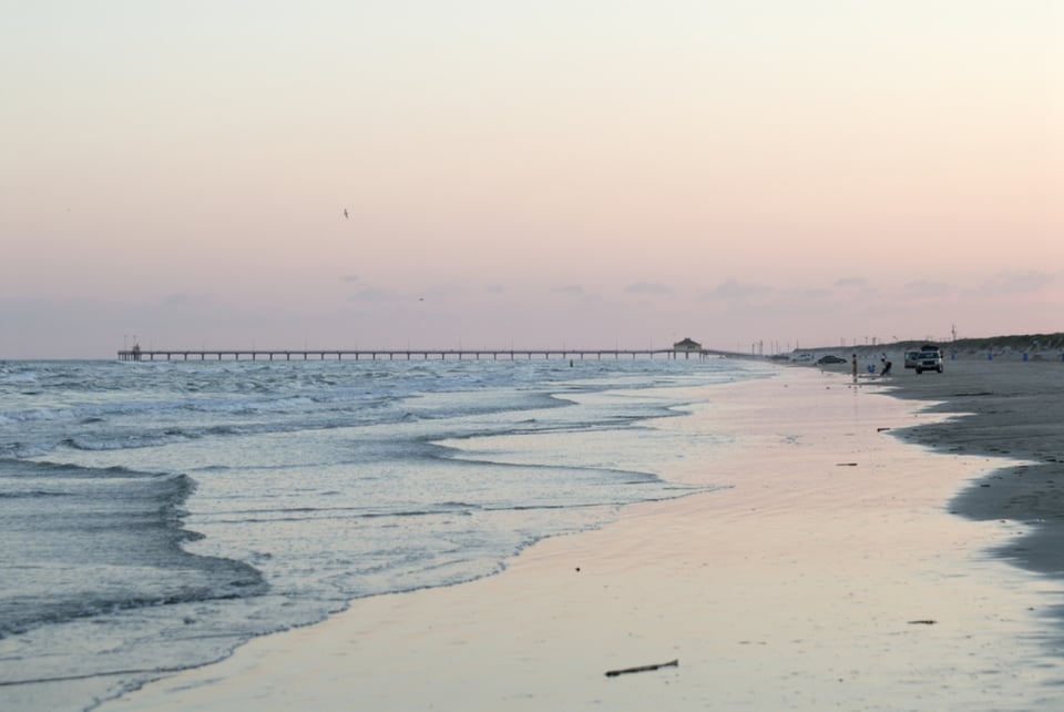 Tiroteo en playa de ‘spring break’ deja tres heridos y al pistolero suelto en Texas
