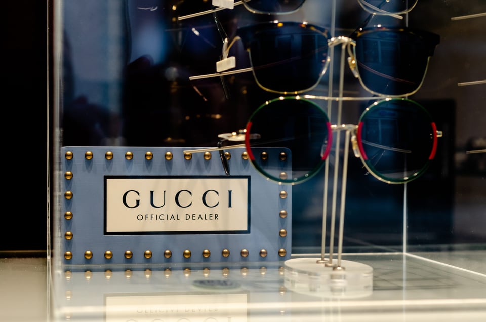 Gastan mucho dinero en tienda Balenciaga