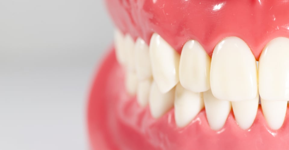Foto de cerca de dientes artificiales