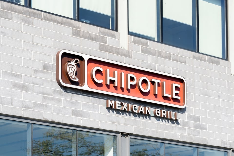 Chipotle is hiring, tex-mex food, restaurant, jobs MundoNOW