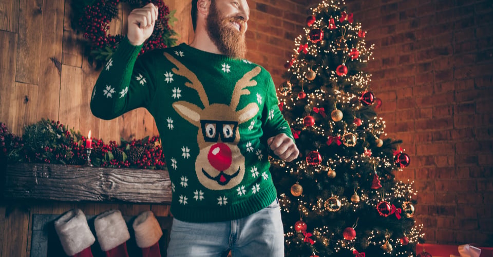 Una persona con sweater verde