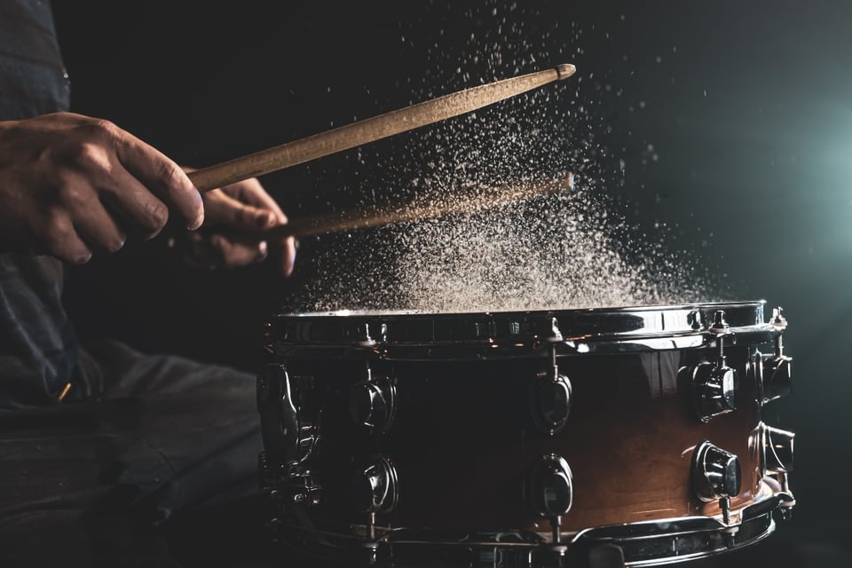 Muere baterista Bin Valencia tras desvanecerse en pleno escenario