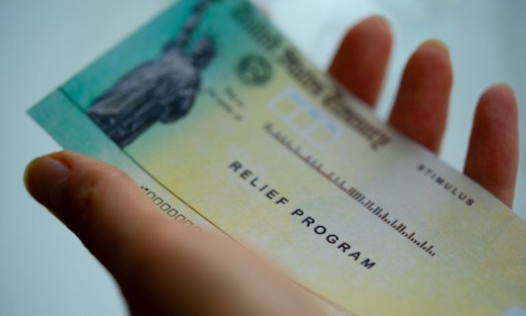 Cheques sorpresa de hasta $1,100 dólares comienzan a llegar antes de Navidad