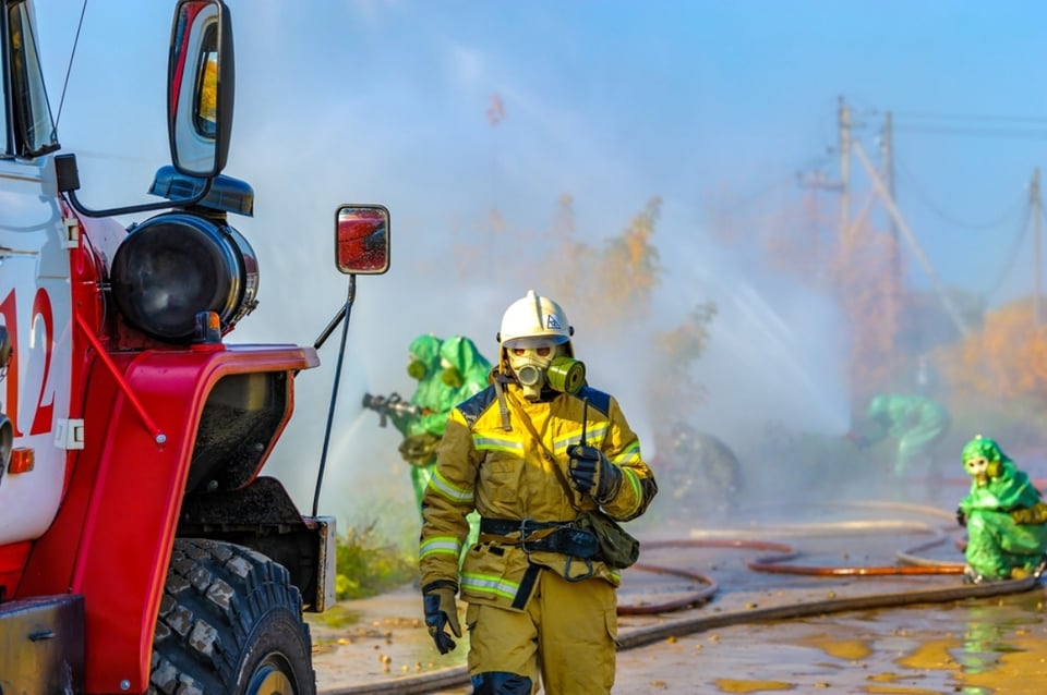 Incendio en planta química activa alarmas y ordenan a habitantes evacuar y cerrar las ventanas