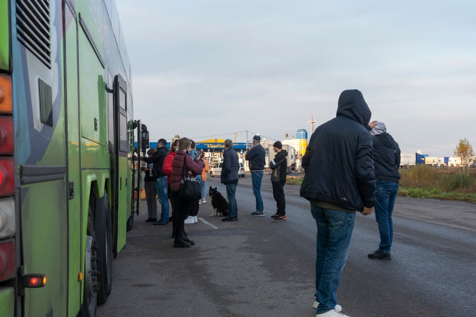 Muere niño en un autobús de migrantes
