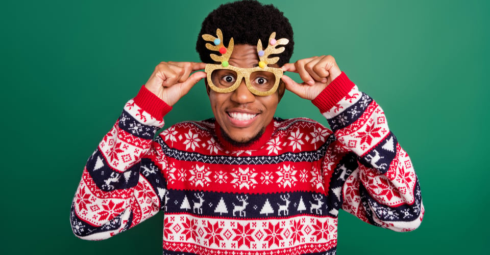 Hombre con sweater navideño