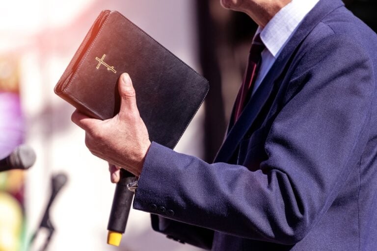 Pastor causa indignación por obligar a feligreses a “darle a Dios sus taxes” (VIDEO)