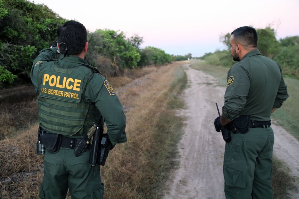 Agente fronterizo asesina migrante: Fue apuñalado hasta la muerte