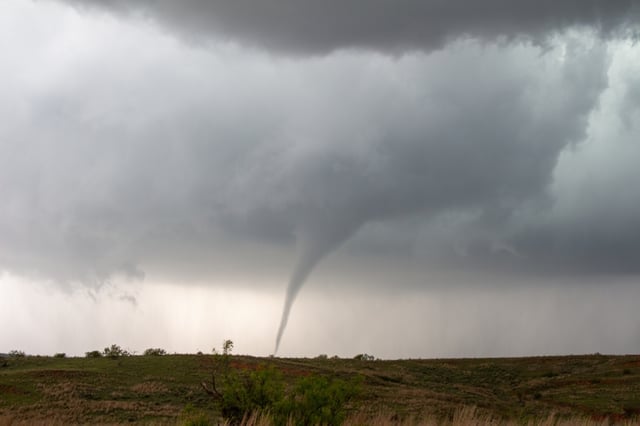 Clima severo azotará el sur y el calor golpeará el suroeste: presunto tornado volteó un camión (Video)