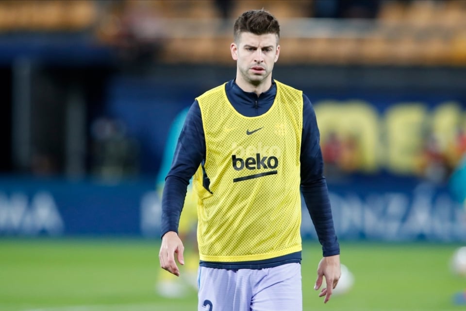 Piqué acompañado de una mujer