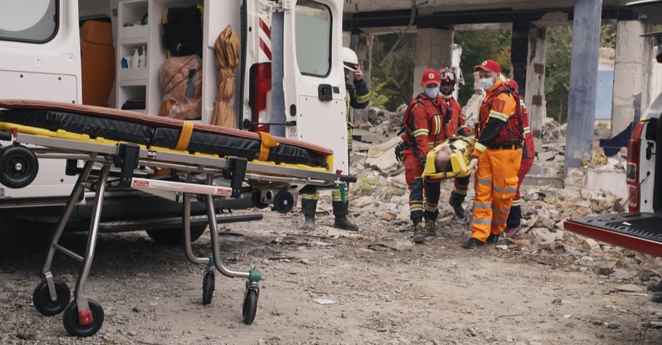 Personas auxiliando luego de un sismo
