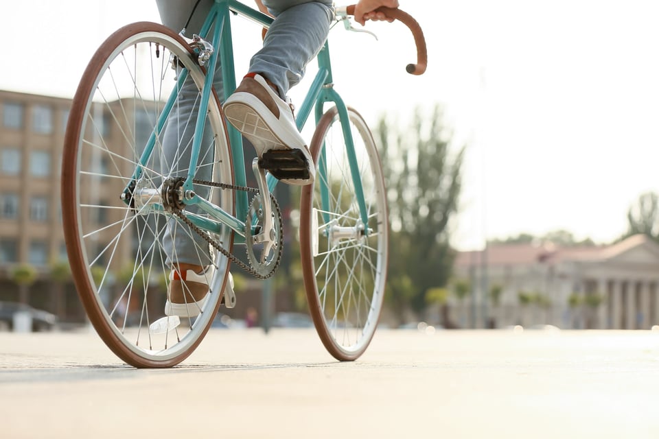 ¡FUE MÁS LISTO! Este hábil ciclista pudo escapar de un robo