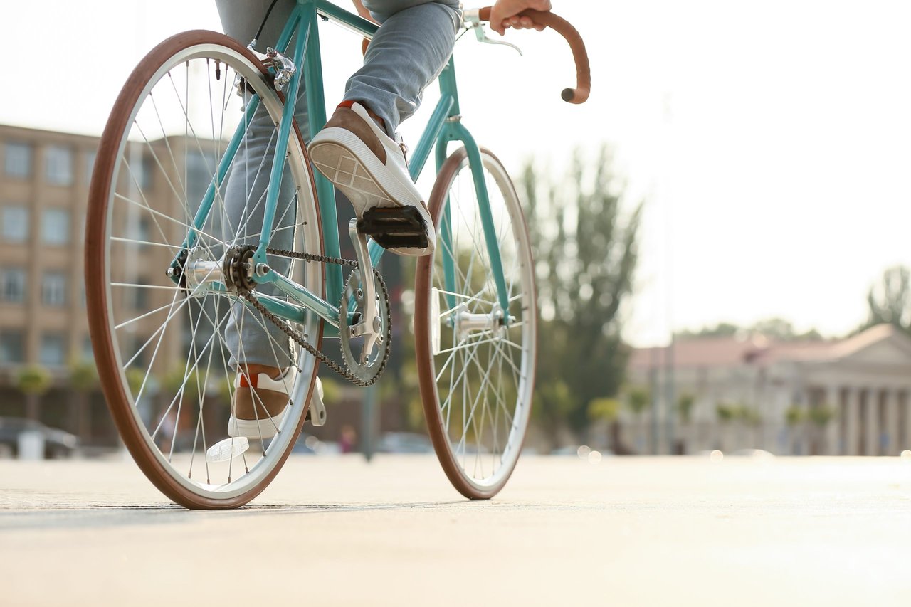 ¡FUE MÁS LISTO! Este hábil ciclista pudo escapar de un robo