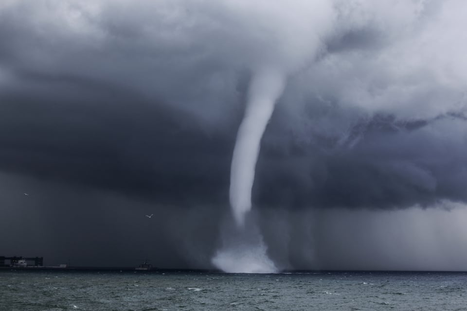 Clima severo devasta casas y genera tromba marina en Maryland
