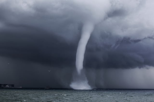Clima severo devasta casas y genera tromba marina en Maryland