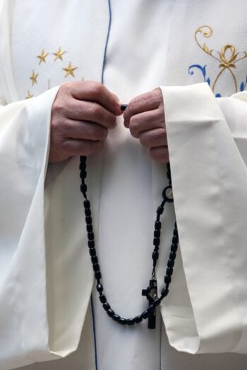 'QUEMAN' A SACERDOTE EN VIDEO VIRAL
