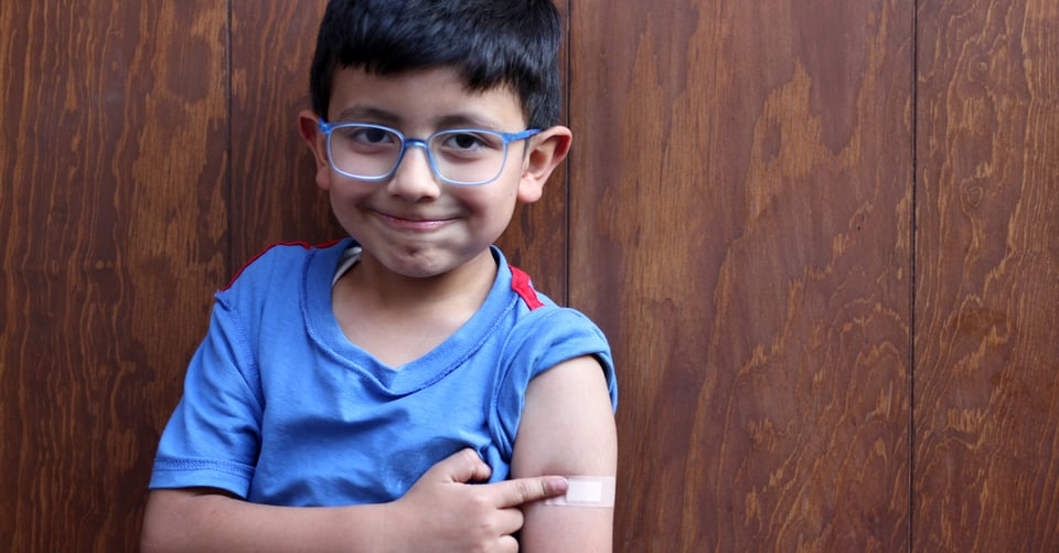 Un niño que cumplió con proceso de vacunación