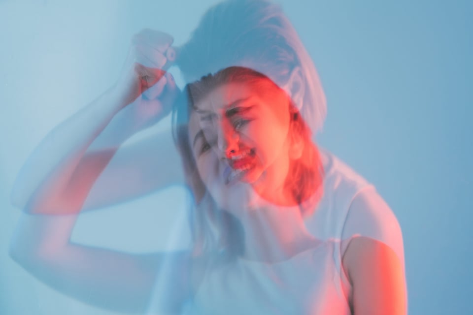Schizophrenia, thoughts, confusion, suffering woman, MundoNOW