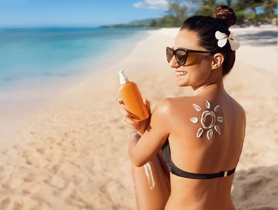 Mujer aplicando crema solar, bronceada, cuidado de la piel, sol
