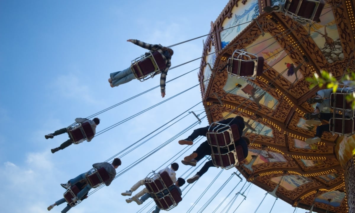 Terrible accidente: Juego de feria repleto de niños colapsa en el aire