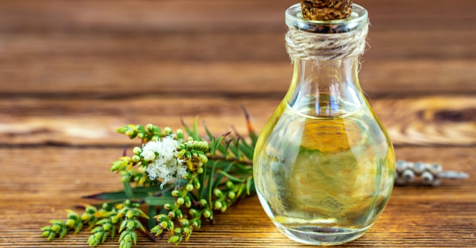 aceite en frasco, como concepto de auxilio contra hemorroides