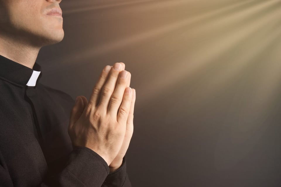 sacerdote, violencia, última voluntad, anil francis, mundonow