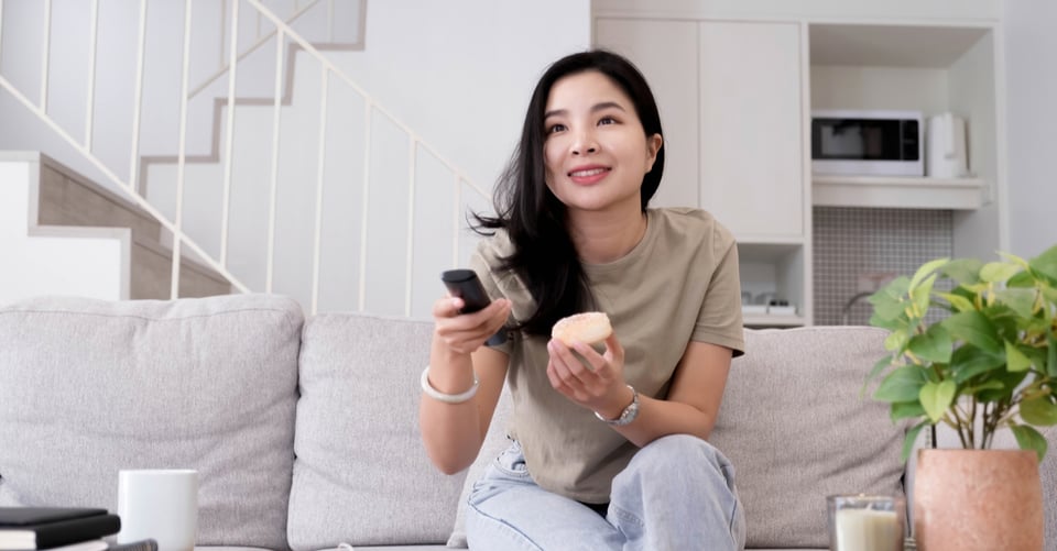 Una chica mirando televisión