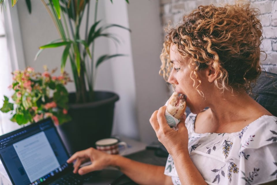 Privacidad en línea, mujer, computadora, navegar, comer