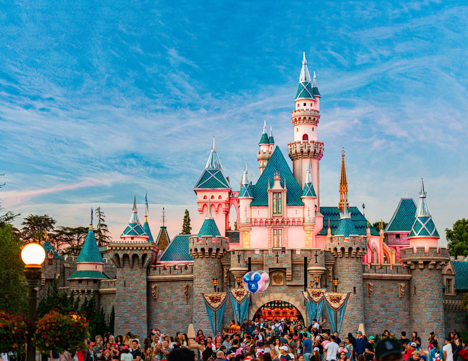 Mujer murió tras sufrir una caída de una estructura en Disneyland