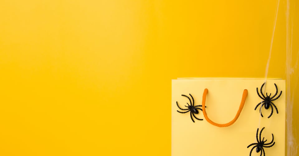 Bolsa de Halloween con arañas en ella