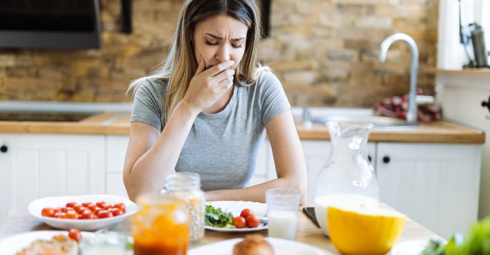 Chica con vómitos en el estómago por comida