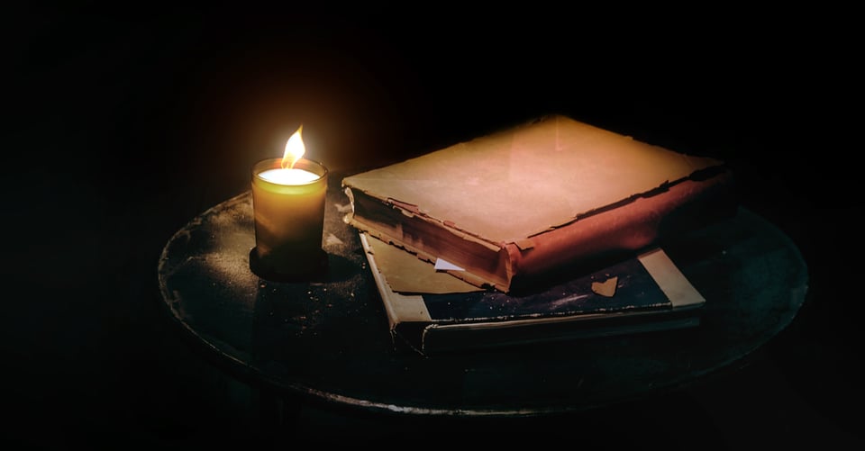 Velas junto a unas lecturas de terror