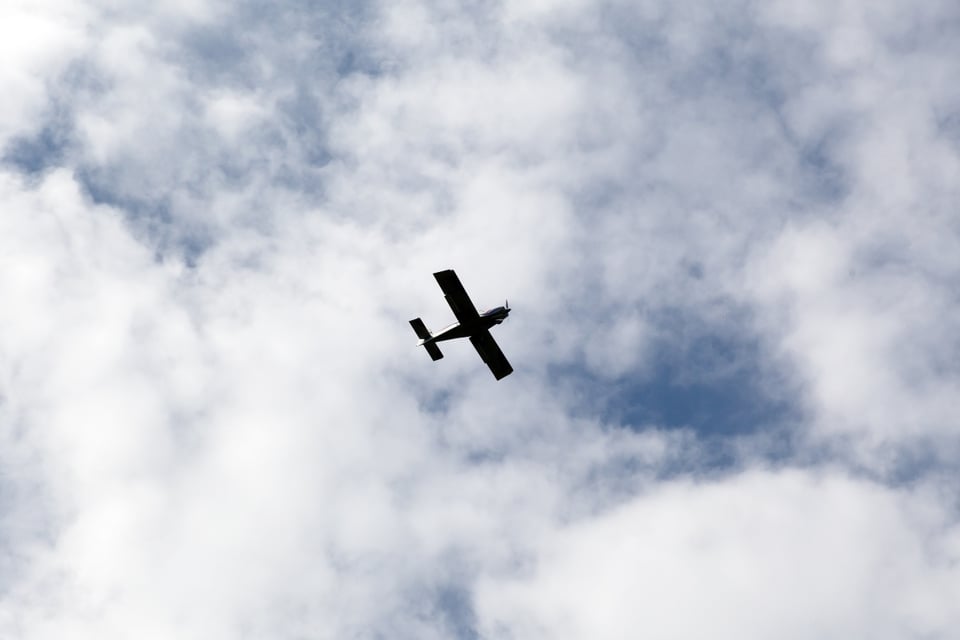 Avión se estrella en zona montañosa con dos personas a bordo featured image