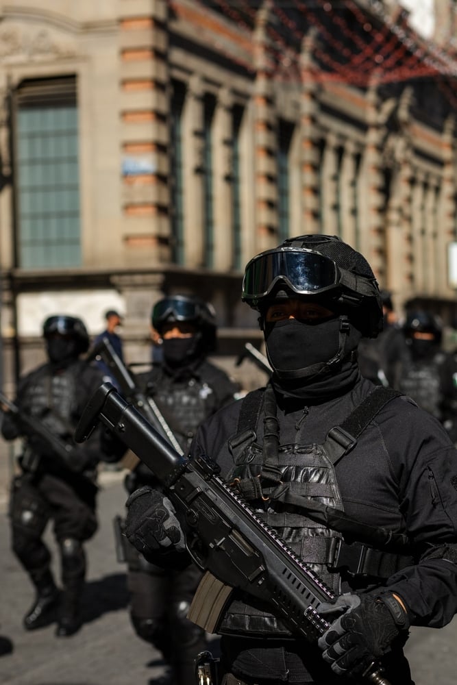 Grupo armado secuestra a 14 trabajadores