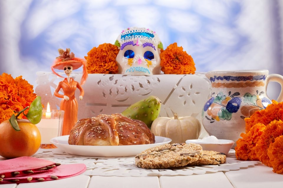 Día de los Muertos, comida, pan de muerto, naranja, chocolate, calavera