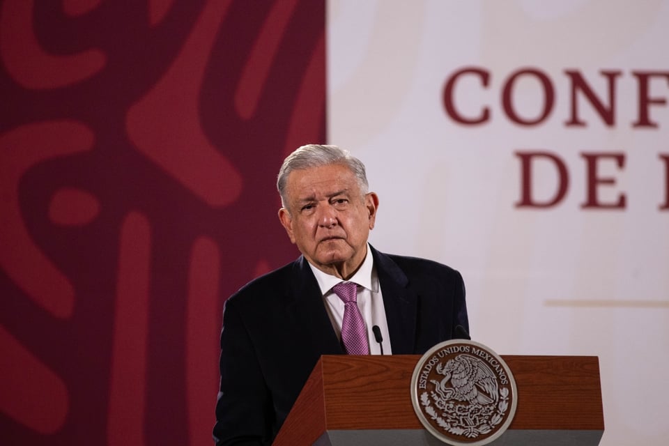 El presidente de México, AMLO se viste de luto tras muerte de conductor mexicano featured image