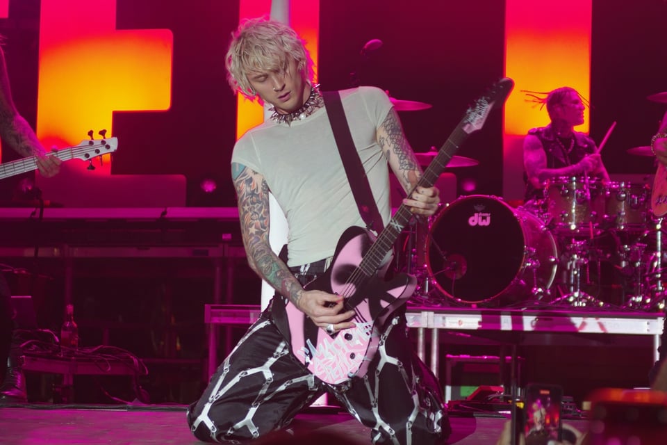 Machine Gun Kelly se electrocutó en plena fiesta del Super Bowl (VIDEO)