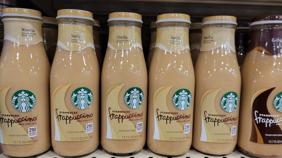 Retiran botellas de un producto de Starbucks