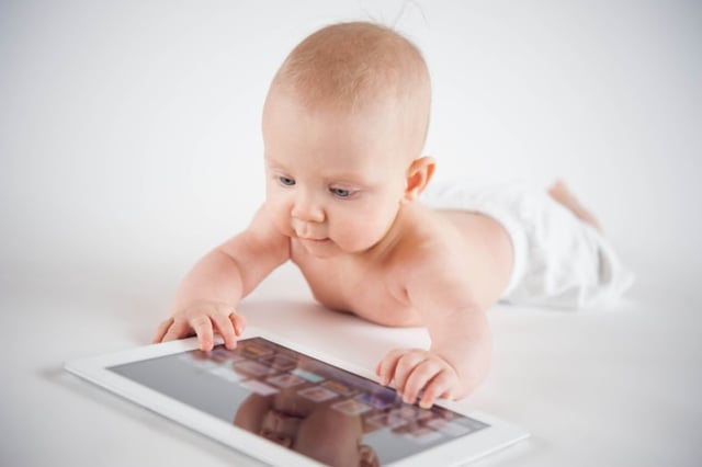 4 reasons not to give your cell phone or tablet to your baby