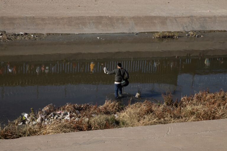 “No siento a mi bebé”: Ocurre lo peor con migrante embarazada en plena frontera