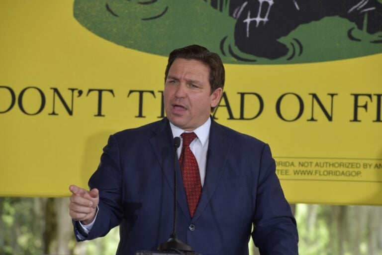 Ron DeSantis toma drástica decisión contra inmigrantes